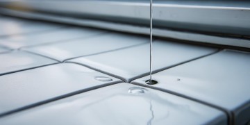 楼房顶层漏水到底要不要找物业？